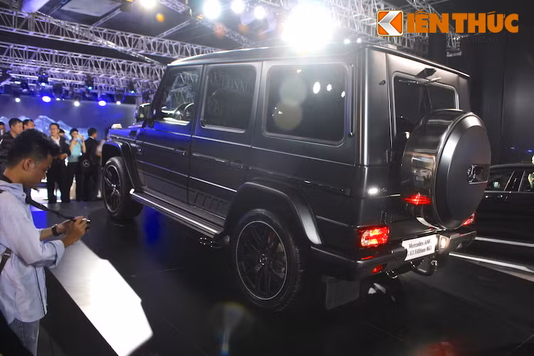 Ngoài ra, cũng tại triển lãm này, Mercedes còn chuẩn bị một chiếc G63 AMG Edition 463 khác cho show diễn ngoài trời. So với bản tiêu chuẩn G63 được ấn giá 7,199 tỷ đồng, bản đặc biệt đắt hơn với giá bán 8,399 tỷ đồng. Cả hai chiếc siêu xe SUV này đều đã được đặt mua, góp phần vào con số 350 đơn đặt hàng sau khi triển lãm kết thúc.