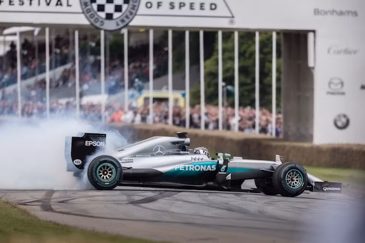 Điều này đã khiến cho những cuộc đua tại Goodwood trở nên đầy nguy hiểm khi chỉ một sai sót nhỏ, tay đua có thể khiến những chiếc xe mạnh hàng trăm, thậm chí là hàng ngàn mã lực đâm xuyên qua hàng rào và thẳng vào đám đông khán giả.