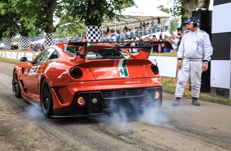 Tại cuộc đua ngắn này, những chiếc xe tham gia sẽ chạy đua với thời gian trên quãng đường chỉ dài khoảng hơn 1 km. Từng chiếc xe sẽ lần lượt chạy hết quãng đường và thời gian từ khi xuất phát tới cán đích sẽ là "thước đo" để tìm ra người chiến thắng.