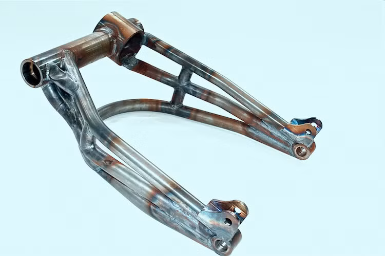 Những chiếc Moto Guzzi công suất lớn rất hiếm khi bị hiện tượng chạm trục các-đăng vào gắp, nhưng do công suất lớn của Ristretto, Radical Guzzi cũng đã phải chế riêng cho chiếc xe một bộ gắp bằng thép ống với độ chống xoắn cao nhằm hạn chế hiện tượng này.