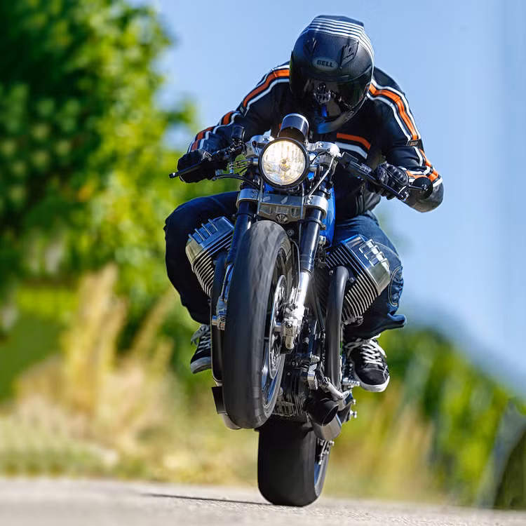 Theo Radical Guzzi, với cặp mâm nhôm đúc đặc, Ristretto ổn định như một đoàn tàu hơi nước, do trọng lượng của chúng khiến bộ khung của xe càng ổn định hơn. Tuy nhiên nếu như lắp bánh căm, chiếc xe sẽ có cảm giác lái nhẹ nhàng và nhanh nhạy hơn.