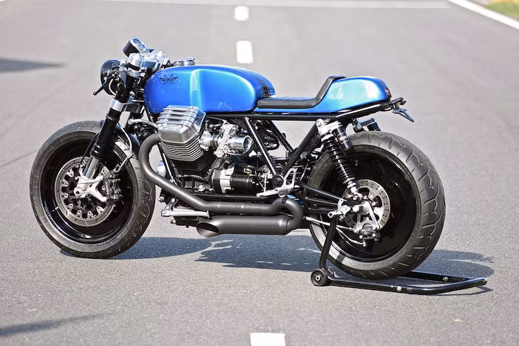 Dù sở hữu cặp bánh với đường kính mâm lên tới 18 inch nhưng yên của Ristretto chỉ có chiều cao 760 mm - thấp hơn nhiều mẫu xe phổ thông hiện nay. Thân xe được thiết kế theo đúng thiết kế tối giản của cafe racer với bình xăng 20 lít, khiến tổng trọng lượng đạt chưa đầy 200 kg.