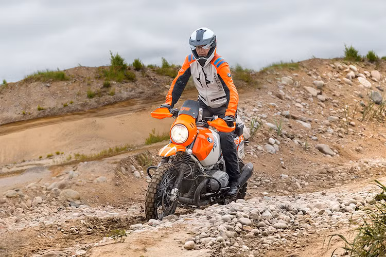 Trong đó, chiếc xe đầu tiên sẽ là một phiên bản R nine T có khả năng vượt địa hình cao hơn, nhờ có cảm hứng từ chiếc xe đua Paris-Dakar BMW GS trong thập niên 80. Đây là mẫu xe được dự đoán sẽ ra mắt đầu tiên, do cách đây không lâu BMW đã tung ra một mẫu xe ý tưởng tương tự có tên gọi Lac Rose Concept.