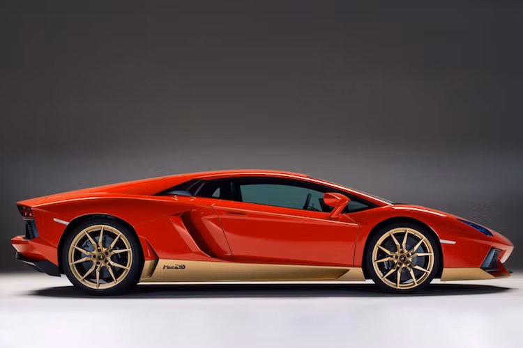 Vào năm 1966, Lamborghini Miura - mẫu xe được coi là "ông tổ" của siêu xe hiện đại đã lần đầu tiên được ra mắt. 50 năm sau, để kỷ niệm sinh nhật Miura, Lamborghini đã ra mắt phiên bản Lamborghini Aventador Miura Homage đặc biệt, với những chi tiết gợi nhớ về dòng Miura năm xưa.