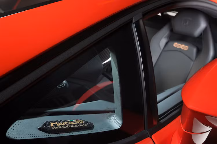 Mỗi chiếc Lamborghini Aventador Miura Homage cũng sẽ có một bảng đánh số thứ tự nhỏ bằng sợi carbon nằm trong nội thất. Bên cạnh các thay đổi trên, Lamborghini Aventador Miura Homage sẽ vẫn được trang bị động cơ V12 6.5l nạp khí tự nhiên với công suất tối đa 690 mã lực như Aventador thường.