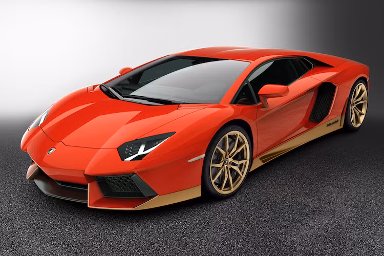 Được tạo ra bởi bộ phận cá nhân hóa Ad Personam của Lamborghini, mỗi chiếc Lamborghini Aventador Miura Homage đều có thân xe sơn 2 tông màu. Chiếc xe màu cam trong hình có màu sơn cam cùng nửa dưới màu vàng, tuy nhiên khách hàng cũng có thể lựa chọn một số sự kết hợp màu sắc khác giống như chiếc Miura trước đây như Verde Scandal và Blu Tahiti.