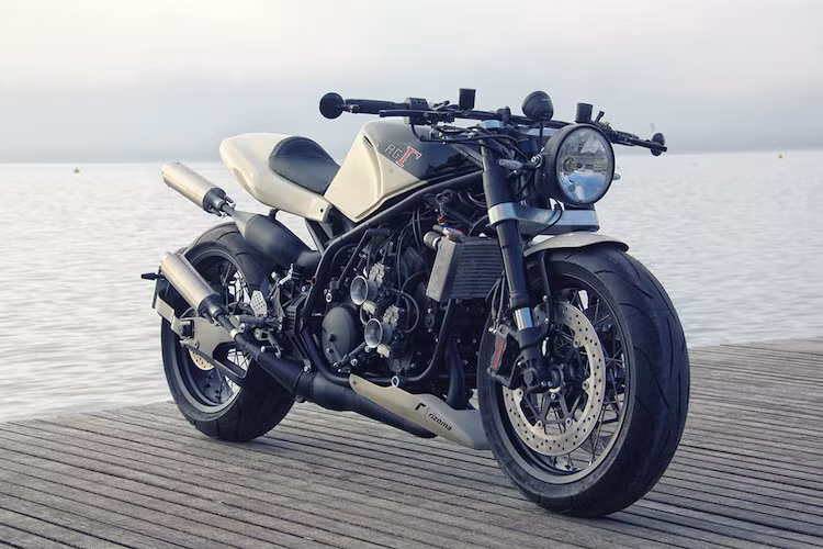 Lazareth có thể tạo ra bất kỳ thứ gì anh muốn ở trong nhà xưởng của mình, chính vì vậy anh đã tự "thửa" riêng cho chiếc xe 4 ống xả, đem tới âm thanh được miêu tả là "như 4 động cơ chạy cùng lúc. Để khiến chiếc xe trở nên "ngầu" hơn, Lazareth đã sử dụng cả gắp sau, phuộc monoshock lẫn cặp phuộc trước từ Yamaha R1, với chảng ba đặc chế.