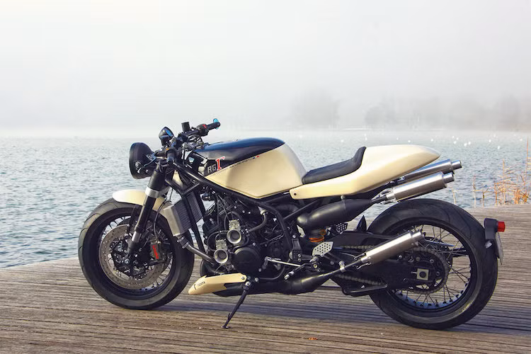 Hướng tới phong cách cổ điển nhưng vẫn phải đảm bảo hiệu năng vận hành, anh đã sử dụng cặp vành căm Excel bản lớn kèm lốp thể thao Michelin cho cả 2 bánh, kèm theo hệ thống phanh Brembo đĩa 340 mm cho 2 bên bánh trước.