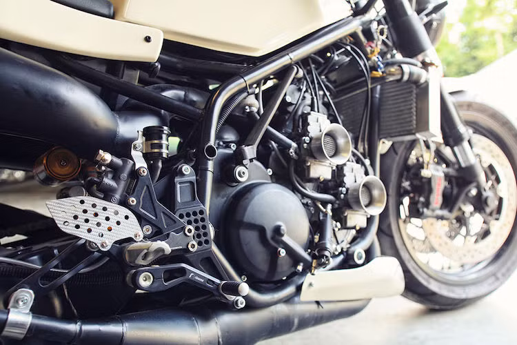 Động cơ là một trong những điểm "dị" nhất của Suzuki RG400 với các xi-lanh xếp thành hình vuông, về cơ bản là 2 động cơ hai xi-lanh thẳng hàng được ghép lại với nhau và "nuôi ăn" qua 4 chế hòa khí Mikuni VM28SH. Do vốn đã có cỗ máy đặc biệt và mạnh mẽ nên Lazareth đã giữ nguyên động cơ nguyên bản của xe.