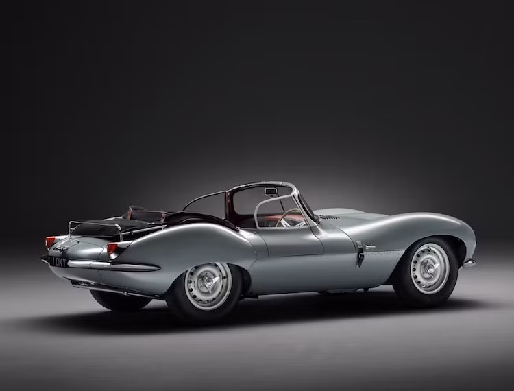 Sau khi sắp sản xuất được 25 chiếc XKSS, nhà máy của Jaguar đã bị cháy, khiến 9 chiếc xe đang trên dây chuyền bị hủy hoại hoàn toàn. Chính vì vậy, chỉ có tổng cộng 19 chiếc xe hoàn thiện chính thức rời nhà máy của Jaguar.