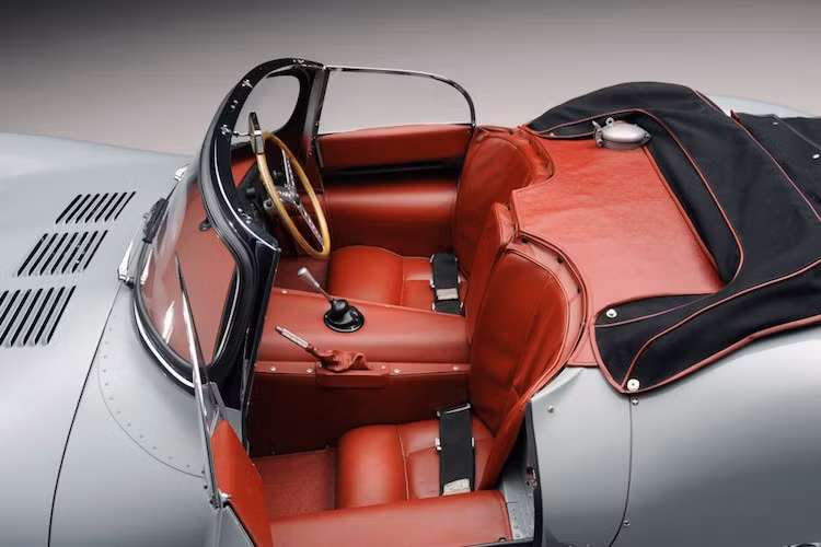 Dù nắm trong tay bản thiết kế gốc của XKSS, nhưng theo ông TIm Hannig - Giám đốc bộ phận JLR Classic, những bản vẽ này "không nêu chi tiết làm cách nào để có thể tạo ra hình dáng của chiếc xe". Chính vì vậy, Jaguar đã phải đi mượn 2 chiếc XKSS cổ từ các nhà sưu tập để có thể scan kỹ thuật số lại thân xe.