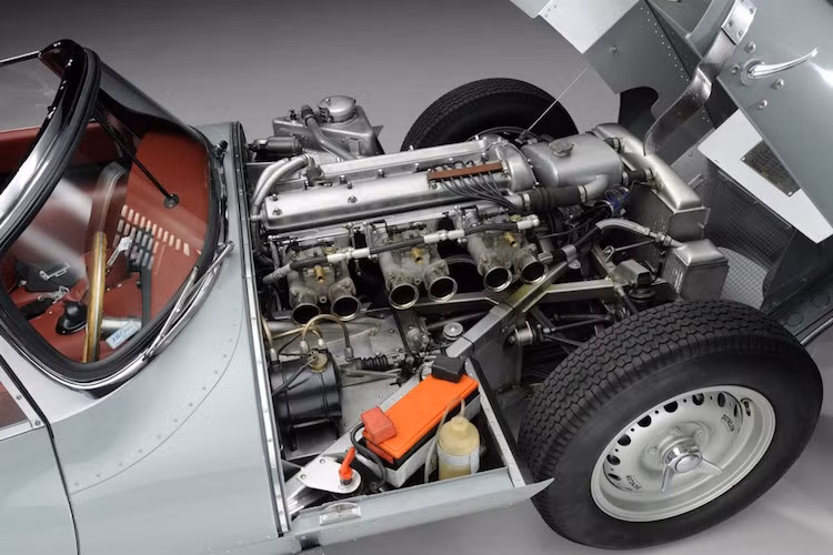 Theo JLR Classic, hiện bộ phận này đang trong quá trình lắp ráp series 9 chiếc XKSS còn lại. Chiếc xe đầu tiên được dự đoán sẽ giao tới tay khách hàng vào mùa xuân năm sau. Cả 9 chiếc hiện đã có khách đặt hàng, với giá lên tới 1,5 triệu USD mỗi chiếc (tương đương 33,4 tỷ đồng).