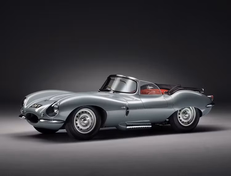 Trước Jaguar XKSS, bộ phận phục chế xe cổ Jaguar Land Rover Classic cũng đã từng tái sản xuất một dòng xe huyền thoại khác của hãng là Jaguar Lightweight E-Type, được bán với mức giá "khủng" dành cho một số khách hàng được lựa chọn đặc biệt.