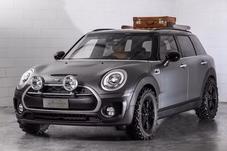 Được tạo ra bởi chi nhánh MINI tại Ý, Clubman ALL4 Scrambler gấy ấn tượng về sự mạnh mẽ ngay từ cái nhìn đầu tiên với màu sơn màu xám mờ Frozen Grey mạnh mẽ cùng nhiều chi tiết sơn đen.