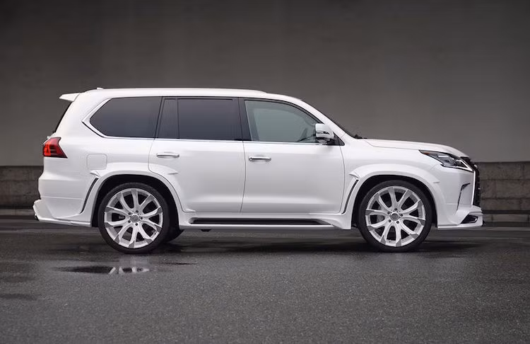 Vốn được biết tới bởi các gói nâng cấp Black Bison, tuy nhiên bản độ mới nhất của Wald lại nằm ở dòng thấp hơn là Sports Line. Sự khác biệt giữa các gói độ Sports Line so với Black Bison đó là cản trước của xe sẽ vẫn giữ nguyên bản và không có các đèn sương mù LED đặc trưng.