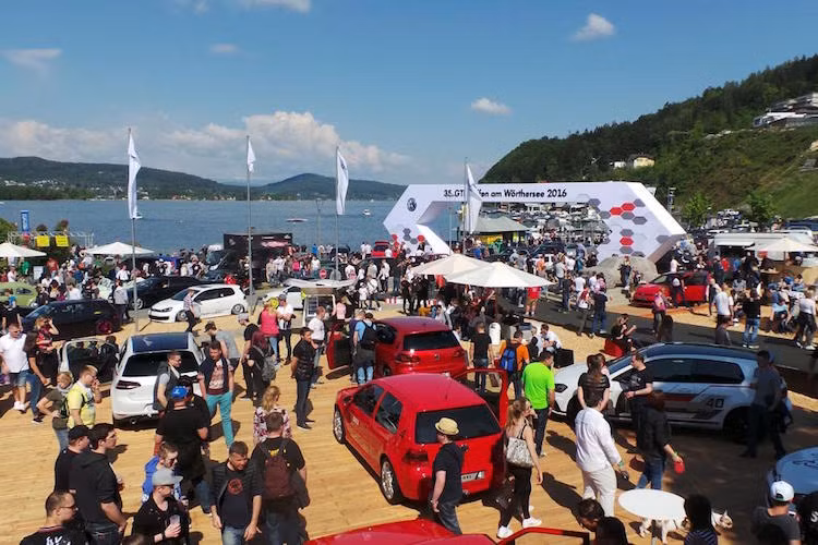 Hàng năm, cứ vào khoảng đầu hè, hàng ngàn chủ xe tại châu Âu lại vượt hàng ngàn km để đến với hồ Worthersee, Áo - nơi diễn ra lễ hội xe Volkswagen Worthersee Treffen thường niên. Năm nay, Worthersee Treffen được tổ chức từ ngày 4 tới 7/5/2016, thu hút tới hơn 200.000 lượt người tham dự.