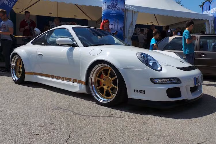 Do thuộc Volkswagen nên những siêu xe và xe sang khác nhau của Porsche, Bentley hay Lamborghini cũng chiếm số lượng đông đảo trong các bãi xe xung quanh Worthersee.