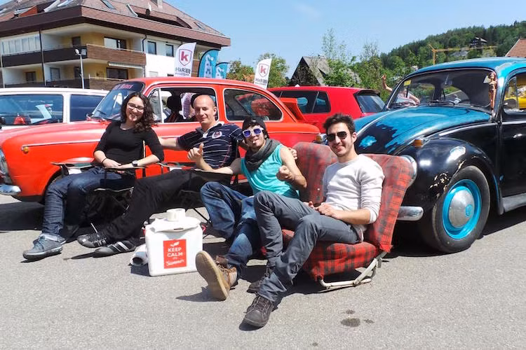 Những người tham gia vào lễ hội Worthersee đều cực kỳ thân thiện và đam mê xe. Họ có thể ngồi hoặc đi bộ cùng nhau hàng giờ đồng hồ giữa trời nắng để trao đổi, tranh luận và nhìn ngắm những chiếc xe với nhau. Nhiều người còn đem tới bia, nước giải khát và các đồ ăn nhẹ để phân phát miễn phí, mời gọi những người yêu xe khác ngồi cùng bên đường để ngắm dòng xe đang đổ về lễ hội.