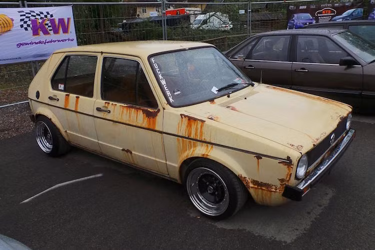 Trong nhiều trường hợp nếu chỉ nhìn vào một chiếc xe đang đỗ tại Worthersee, không ai có thể nghĩ rằng nó là một chiếc xe độ "hết bài", có khả năng và sức mạnh đánh bại nhiều siêu xe.