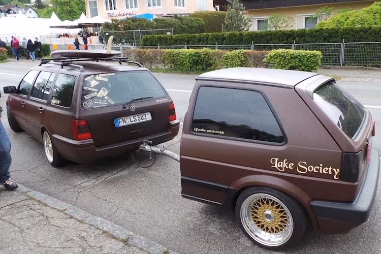 Những chiếc xe độ cũng được chế lại theo các phong cách rất đa dạng, từ đơn giản như chỉnh sửa lại một chút thân vỏ, tới lắp bodykit mới và thậm chí là thay động cơ.