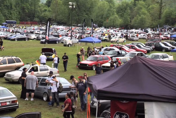 Qua từng năm, Worthersee Treffen đã ngày càng trở nên nổi tiếng trong cộng đồng người chơi xe Volkswagen, đồng thời thu hút được sự tham gia của những người nổi tiếng thuộc nhiều lĩnh vực khác nhau. Tuy nhiên, dần dần lễ hội Worthersee đã vượt quá tầm kiểm soát của Erwin khi lượng người đến tham gia quá đông và kéo theo những rắc rối.