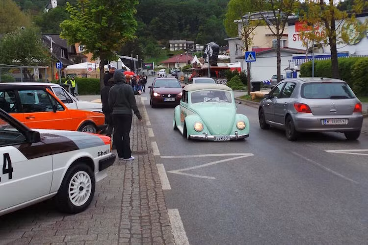 Dù chỉ được tổ chức trong 4 ngày nhưng ngay từ vài tuần trước đó, hàng ngàn chủ xe từ khắp các quốc gia châu Âu đã vượt hàng ngàn km để đổ về với Worthersee, chuẩn bị vui chơi tại lễ hội. Để bạn đọc có thể dễ dàng hình dung về quy mô của Worthersee Treffen, ngay từ trước khi chính thức khai mạc, những con đường xung quanh hồ Worthersee luôn bị tắc hàng km bởi những chiếc xe độ tới từ khắp châu Âu.