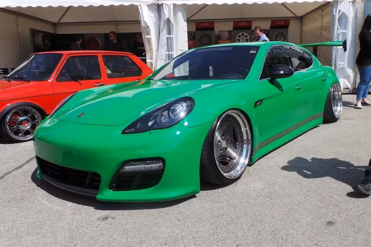 Gần như tất cả những chiếc xe hội tụ tại Worthersee đều đã được độ lại. Ngay cả những siêu xe đắt tiền cũng không thoát khỏi "dao kéo" của dân độ xe.