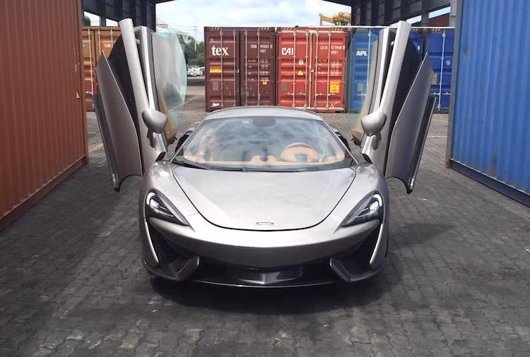 Sự ưa chuộng thương hiệu McLaren trong thời gian qua của giới chơi xe Việt không chỉ được lý giải bởi lịch sử danh giá của hãng xe này mà còn do những siêu xe McLaren có giá tăng ít hơn sau khi quyết định thay đổi mức thuế tiêu thụ đặc biệt (TTĐB) mới dựa theo dung tích động cơ được chính thức áp dụng từ 1/7 tới.