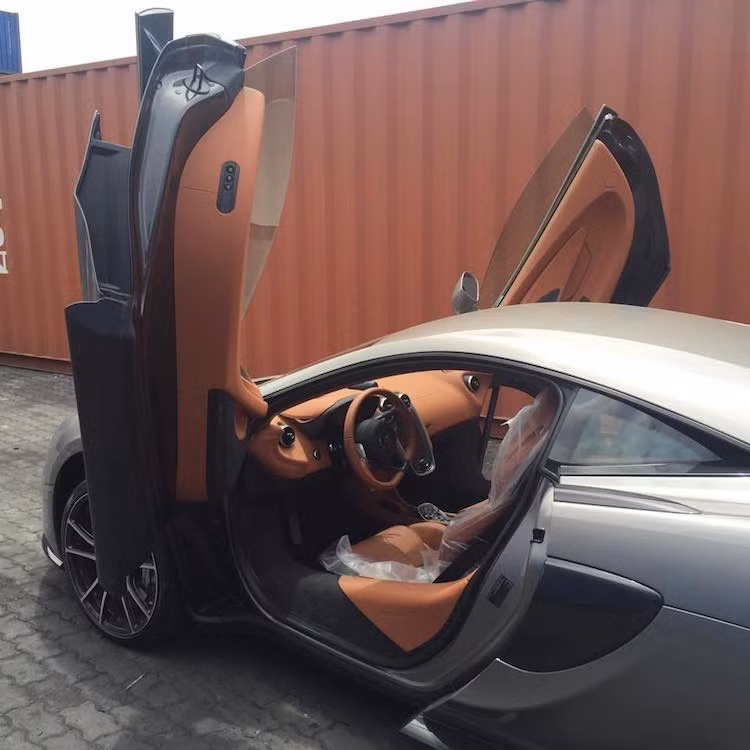 Giống như mọi mẫu siêu xe McLaren dân dụng khác, 570S cũng được trang bị cửa mở lật lên kiểu "cắt kéo". Loại cửa này vốn chỉ thường xuất hiện trên những siêu xe hàng đầu Thế giới.