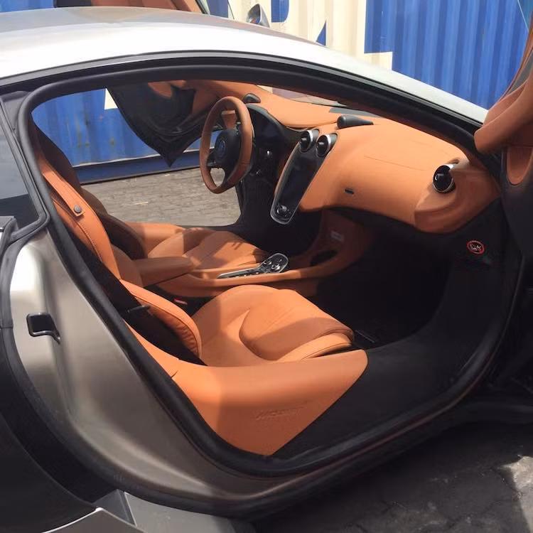 Khách hàng có thể lựa chọn nhiều tông màu và chất liệu hoàn thiện nội thất khác nhau. Chiếc 570S này có nội thất da màu vàng khá bắt mắt. Những ghế ngồi có khung được làm bằng sợi carbon siêu nhẹ, khiến trọng lượng xe giảm xuống đáng kể.