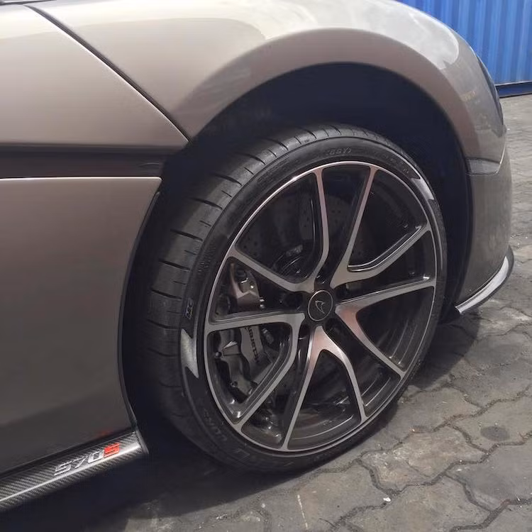 Những chiếc 570S thường được bán ra với mâm đúc hợp kim trọng lượng nhẹ 5 cánh kép. Khách hàng có thể đặt McLaren hoàn thiện mâm trong tông màu theo ý muốn. Chiếc McLaren 570S đầu tiên về Việt Nam có mâm 2 tông màu đen-kim loại phay bóng đẹp mắt.