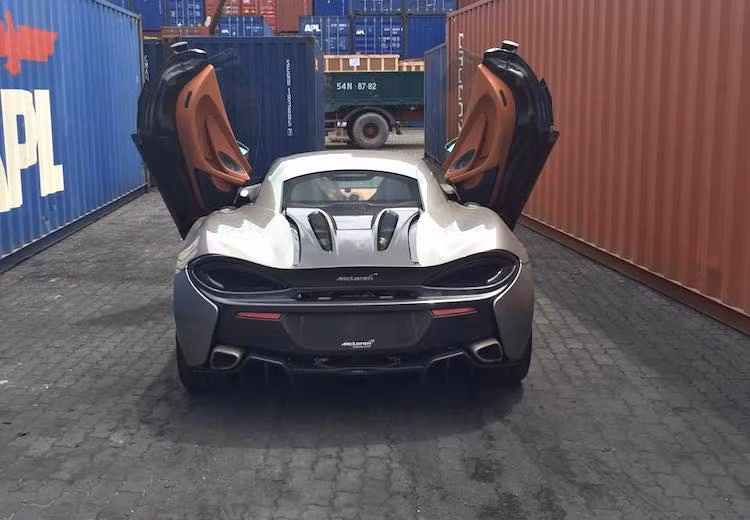 Dù có giá rẻ nhưng 570S vẫn có động cơ V8 3.8l tăng áp kép như "đàn anh" 650S, nhưng chỉ có công suất tối đa 570 PS (562 mã lực) và mô-men xoắn 600 Nm. Ngoài ra, bộ khung nguyên khối của 570S cũng tương tự như 650S.