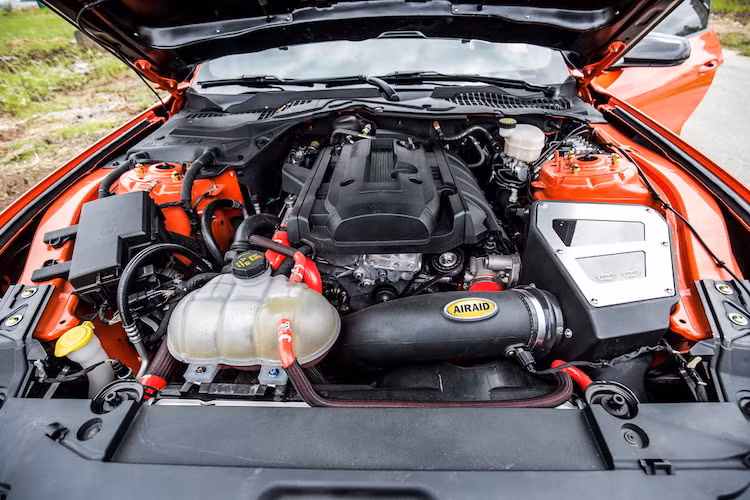 Phiên bản Mustang EcoBoost gốc được trang bị khối động cơ 4 xi-lanh thẳng hàng 2.3l với công nghệ tăng áp EcoBoost giúp tăng công suất nhưng vẫn tiết kiệm nhiên liệu, có công suất lên tới 305 mã lực và mô-men xoắn cực đại 407 Nm.