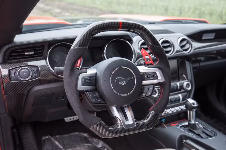 Ở bên trong nội thất của xe cũng đã được chủ nhân độ lại hoàn toàn các chi tiết ốp bằng sợi carbon. Đồng thời, vành vô-lăng của xe cũng được độ lại theo kiểu thể thao với phần đáy vát bằng sợi carbon ở vị trí 6h và 12h. Phần còn lại của vô-lăng được bọc alcantara, phía sau là các cần gạt chuyển số CNC.