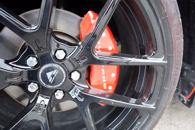 Sẽ thật thiết sót khi không nhắc tới "dàn chân" của chiếc xe khi nó đã được thay bộ mâm chữ Y "hàng hiệu" Vorsteiner VFF-101 với kích thước 20 inch, được sơn màu đen bóng tương phản với thân xe và để lộ ra má phanh sơn đỏ với dòng chữ Mustang ở phía trong.