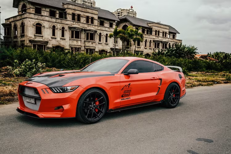 Do có giá tương đối hợp lý cùng kiểu dáng hấp dẫn, những chiếc Ford Mustang EcoBoost đã ào ạt "đổ bộ" vào Việt Nam trong năm qua. Vì mẫu xe cơ bắp này nay đã không còn là "hàng hiếm", một số người chơi đã "mạnh dạn" độ lại Mustang EcoBoost để trở nên độc đáo hơn.