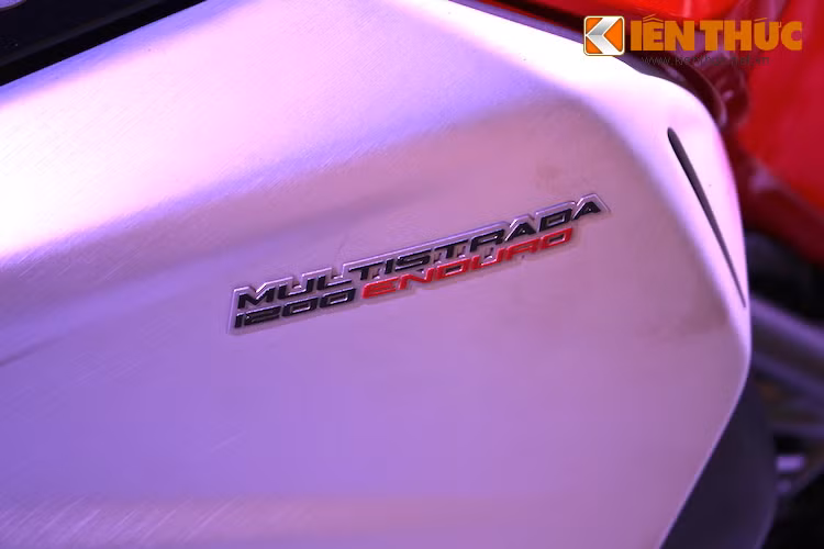 Khác biệt lớn đầu tiên của Multistrada Enduro đó là các tấm quây ốp 2 bên thân xe đã được làm từ nhôm trần không sơn phủ, có độ bền cao hơn và ngăn chặn tình trạng tróc sơn khi chiếc xe bị tác động từ các yếu tố khác nhau trên các cung đường khắc nghiệt.