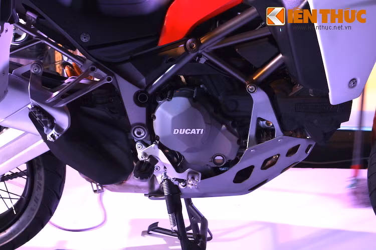 Ducati Multistrada 1200 Enduro được trang bị động cơ là loại V-Twin với hệ thống điều khiển thời gian đóng mở van biến thiên Desmodromic, dung tích 1198,4 phân khối. Động cơ tạo ra công suất tối đa 160 mã lực tại vòng tua 9.500 vòng/phút và mô-men xoắn cực đại 150 Nm.