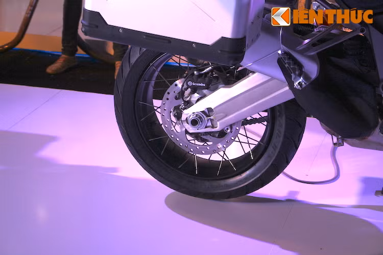 Bánh sau của chiếc xe có đường kính giảm xuống thành 17 inch, sử dụng gắp đơn cứng cáp và được trang bị phanh Brembo đĩa đơn. Lốp sau của xe vẫn là loại Pirelli Scorpion Trail II.