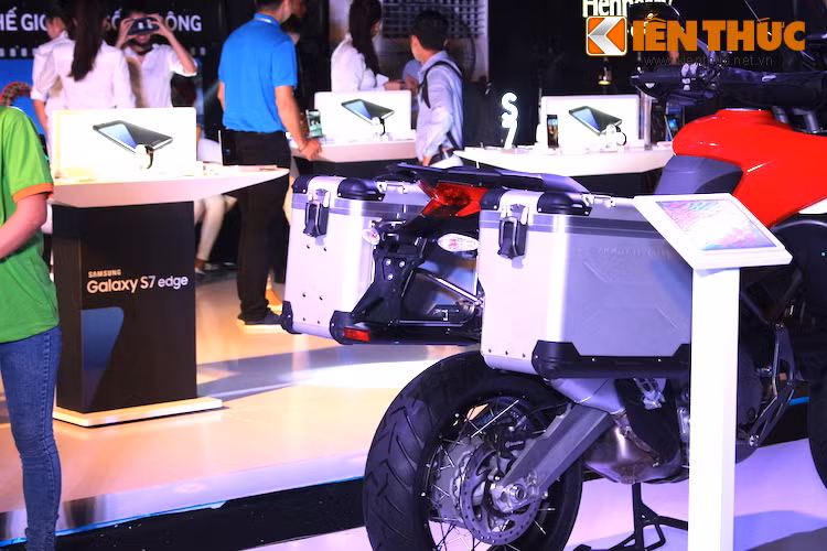 Chiếc Multistrada được trưng bày tại triển lãm Audi Progressive đã có sẵn tùy chọn thùng chứa đồ bằng nhôm của được cung cấp bởi Touratech – hãng phân phối phụ kiện dành cho các dòng xe đường trường hàng đầu thế giới. Ngoài thùng hai bên, khách hàng có thể đặt thêm cả thùng sau cùng nhiều phụ kiện khác của Touratech.