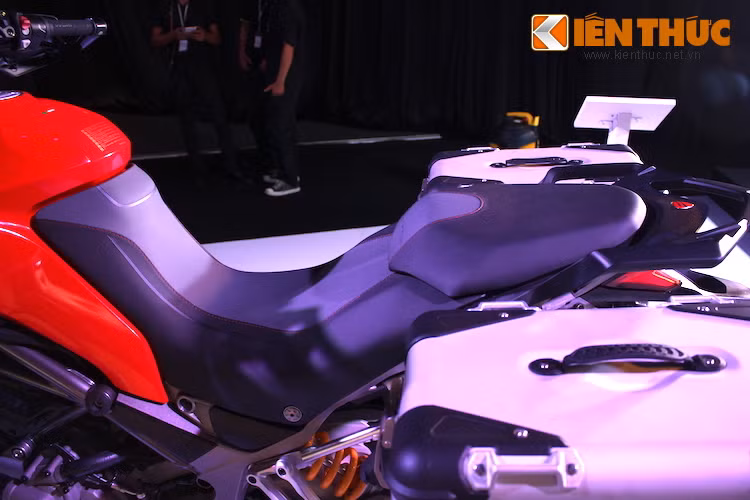 Thiết kế yên của Multistrada Enduro cũng đã có sự thay đổi nhỏ với bề rộng nhỏ hơn so với Multistrada thường, nhằm đem tới cảm giác thoải mái cho người lái trên mọi điều kiện đường. Các chi tiết như tay lái nâng cao, kính chắn gió có thể điều chỉnh, bàn để chân thép... cũng khiến tư thế ngồi của xe trở nên thoải mái hơn.