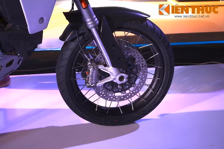 Thay vì mâm đúc, chiếc xe cũng đã được trang bị vành nan không săm có độ đàn hồi tốt hơn, với kích thước lên tới 19 inch cùng lốp Pirelli Scorpion Trail II. Hệ thống phanh đĩa phía trước của xe do Brembo cung cấp, trong khi phuộc USD tới từ Sachs.