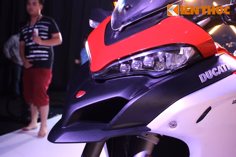 Phần đầu của chiếc xe vẫn được trang bị cặp đèn pha kép, với công nghệ chiếu sáng LED toàn phần như Multistrada S. Ở bên dưới, phần chắn bùn của chiếc xe đã được làm dài hơn các phiên bản Multistrada thường.