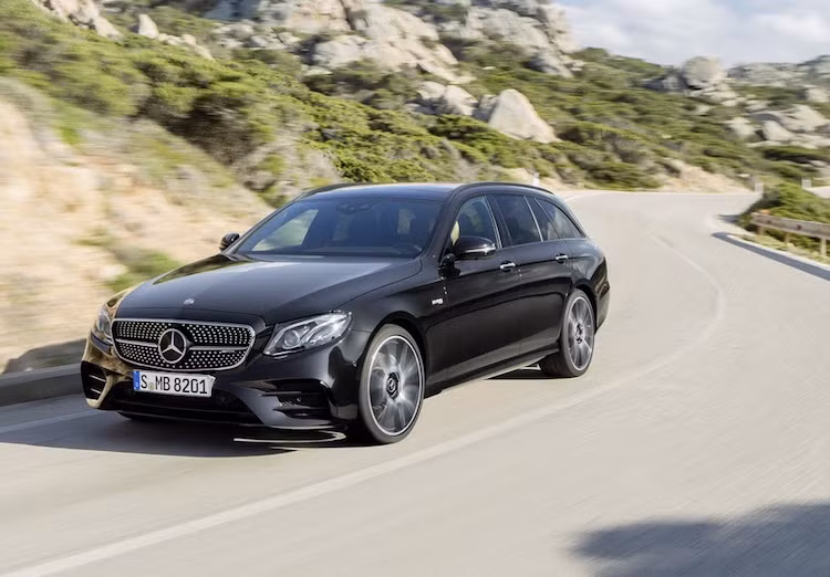 Ngoài phiên bản E43 AMG, nhiều khả năng E-Class Wagon cũng sẽ có bản hiệu năng cao nhất E63 AMG với động cơ V8 tăng áp kép với công suất có thể chạm ngưỡng 600 mã lực.