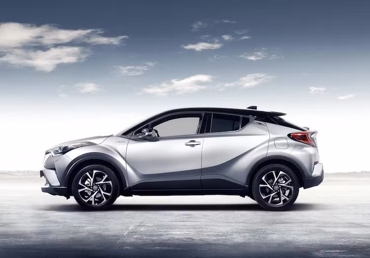 Do những bê bối liên tục xảy ra trong thời gian vừa qua đối với các dòng xe diesel, Toyota sẽ không sử dụng máy dầu cho C-HR mà thay vào đó là một phiên bản hybrid sử dụng hệ động lực xăng-điện tương tự dòng xe xanh nổi tiếng của hãng là Toyota Prius.