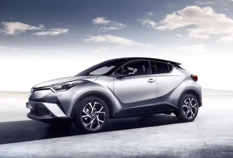 Được trưng bày lần đầu tại triển lãm Geneva hồi tháng 3 và mới đây nhất là lễ hội tốc độ Goodwood, nhưng những chiếc mini SUV Toyota CH-R mới luôn được hãng xe Nhật bịt kín cửa kính bằng giấy dán đen, không để lộ nội thất bên trong. Phải tới nay, khi Toyota công bố những bức hình chính thức đầu tiên của nội thất CH-R, người tiêu dùng mới có dịp được chiêm ngưỡng nó.