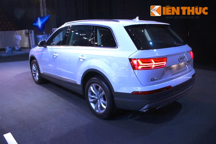 Thành viên đẳng cấp nhất trong gia đình crossover của Audi là chiếc Q7 thế hệ mới, góp mặt ở triển lãm với phiên bản 2.0l TFSI tăng áp cho công suất tối đa 185 mã lực. Với hộp số 8 cấp và hệ dẫn động 4 bánh quattro, xe có khả năng tăng tốc từ 0-100 km/h trong 7,1 giây và có mức tiêu thụ trung bình chỉ 7,4l/100 km.