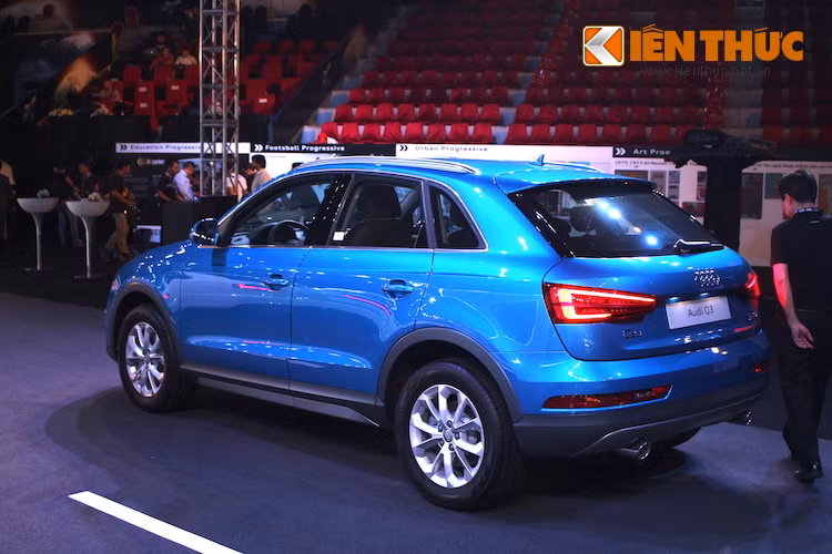 Chuyển sang các dòng xe crossover, phiên bản nhỏ nhất mà Audi đang bán ở Việt Nam là chiếc compact crossover Q3, thuộc phiên bản nâng cấp giữa vòng đời (facelift) mới nhất. Nó được Audi giới thiệu vào tháng 11/2014 và bán ra tại những thị trường đầu tiên trên vào hồi đầu năm 2015.