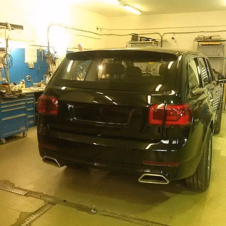 Từ góc nhìn phía sau, chiếc SUV cỡ lớn từ Nga lại gợi nhớ về mẫu concept Bentley EXP 9F đã từng được trưng bày vào năm 2012. Ngoài động cơ V12, những mẫu xe này được cho là sẽ có phiên bản V8 giá rẻ hơn.