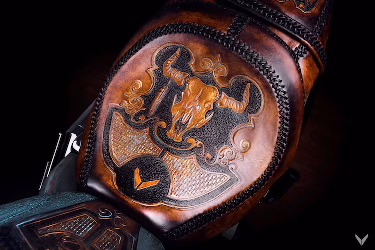 Bộ yên xe cũng là một tác phẩm nghệ thuật thực sự khi các nghệ nhân của Vilner đã khắc hình đầu lâu của bò tót cùng những họa tiết, hoa văn lấy cảm hứng từ thời Trung cổ đầy sinh động và tỉ mỉ.